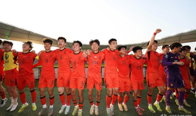 半岛体育APP-苏东：今晚U23国足不要打对攻，要贯彻大脚加身体&amp;amp;二点加定位